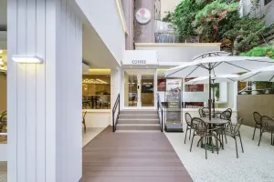 우드데크와 그린테라스가 어우러진 모던 카페